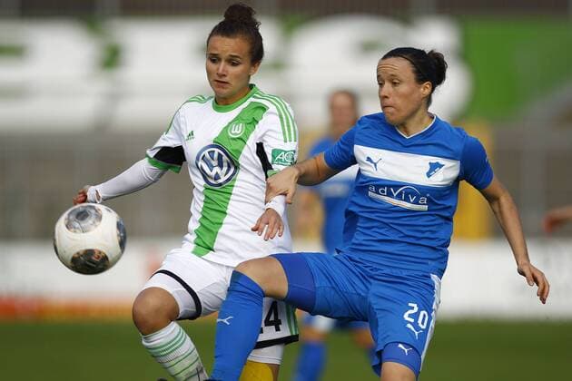 13.10.2013, VfL Stadion am Elsterweg, Wolfsburg, Frauenfussball Ligaspiel, 1. Liga, VfL Wolfsburg vs TSG 1899 Hoffenheim, im Bild Lina Magull (14, VfL Wolfsburg, li.) im Zweikampf mit Theresa Betz (20, TSG 1899 Hoffenheim) GER, 1. FBL, VfL Wolfsburg vs TSG 1899 Hoffenheim