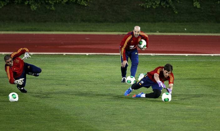 Spain s national team training session. In this picture, Iker Casillas and Victor Valdes. xFOTOxCHEMAxREYx 