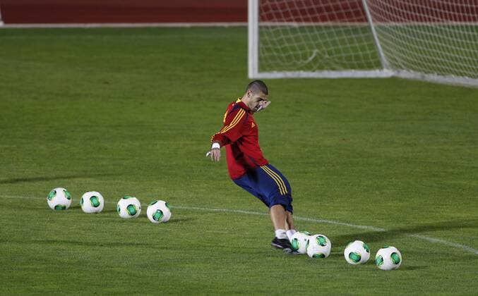 Spain s national team training session. In this picture, Victor Valdes. xFOTOxCHEMAxREYx 