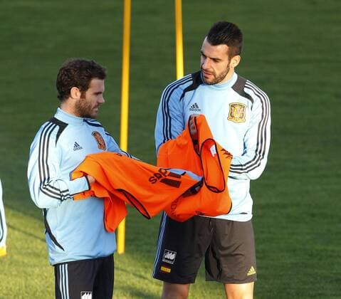 Spain s national team training session. In this picture, Juan Mata and Alvaro Negredo. xFOTOxCHEMAxREYx 