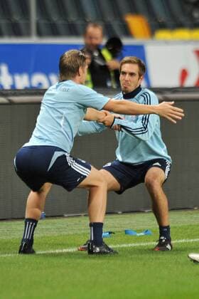 Fußball Abschlusstraining Deutschland am 14.10.2013 in der Friends Arena in Stockholm Toni Kroos ( Deutschland ), vorne - Philipp Lahm ( Deutschland ), hinten