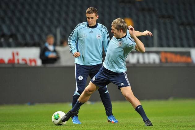 Fußball Abschlusstraining Deutschland am 14.10.2013 in der Friends Arena in Stockholm Toni Kroos ( Deutschland ), vorne - Max Kruse ( Deutschland ), hinten
