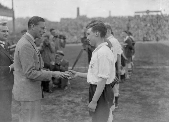 Schoolboys International Football Match , England versus Scotland at Highbury . The Duke of York shakes hands with the English Captain , Butler ( England won ) . 12 May 1934 , Fußball, Tor, Spieler, Fußballspieler, Fußballspiel, Spiel kbdig 1900 quer 1930s , 30s Alfieri Butler Captain Duke England English Football Fußball Fußballspiel Fußballspieler Highbury International Match May Schoolboys Scotland Spiel Spieler The Tor York at football cap football international hands nineteen thirties of royal presentation schoolboy football schoolboy soccer shakes soccer spectators versus with won 