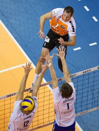 Volleyball Berlin 15.10.2013 1. Bundesliga DVL Saison 2013 2014 Berlin Recycling Volleys - Generali Haching Scott Touzinsky (Berlin, No.01) Konstantin Shumov (Haching, No.12) Tsimafei Zhukouski (Haching, No.01)