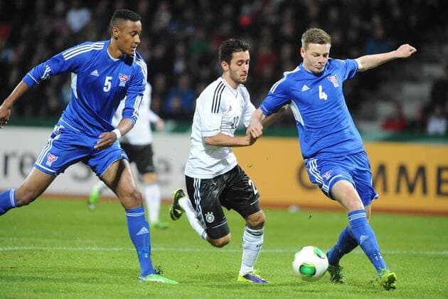 Kampf um den Ball zwischen Sonni Ragnar Nattestad (Färöer Islands U21), Yunus Malli (Deutschland U21, 1. FSV Mainz 05), Hordur Askham (Färöer Islands U21) (L-R), Aktion, Action Deutschland vs Färöer Inseln, Fussball, EM-Qualifikation U21, 15.10.2013 EP_SIPPEL