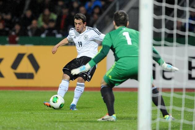 Amin Younes (Deutschland U21, Borussia Mönchengladbach) scheitert an Teitur M. Gestsson (Färöer Islands U21), Aktion, Action Deutschland vs Färöer Inseln, Fussball, EM-Qualifikation U21, 15.10.2013 EP_SIPPEL
