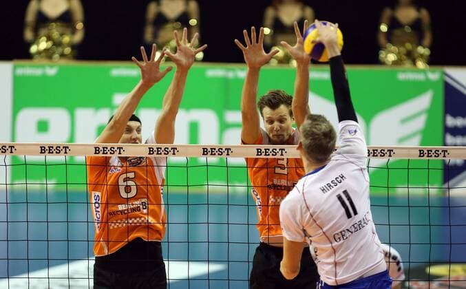 Felix Fischer (BR Volleys), Robert Kromm (BR Volleys), hinten, vorne Simon Hirsch (Haching), BR Volleys Berlin vs Generali Haching Deutsche Volleyball Liga, 2013 2014, Herren, Männer, Volleyball, Deutschland, Germany, Max-Schmeling-Halle Berlin, 15.10.2013