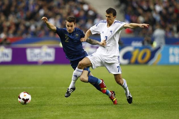 Mathieu Debuchy (France) contre Roman Eremenko (Finlande) FOOTBALL : France vs Finlande - Qualification Coupe du Monde - 15 10 2013 GwendolineLeGoff Panoramic 