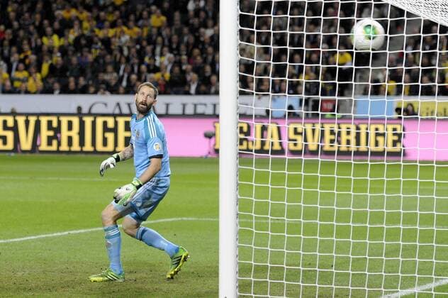 Tor zum 3-5 durch Andre SCHUERRLE,SCHÜRRLE (GER-nicht im Bild)-Torwart Johan WILAND hat das Nachsehen,. Fussball Laenderspiel, WM-Qualifikation Gruppe C, Schweden (SWE) - Deutschland (GER) 3-5. am 15.10.2013 ,FRIENDS ARENA Stockholm.