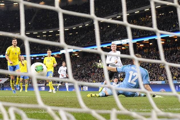 Tor zum 2-4 durch Andre SCHUERRLE,SCHÜRRLE (2.v.re,GER),Aktion,Torschuss,gegen Torwart Johan WILAND (SWE),Hintertorkamera,Hintertorperspektive. Fussball Laenderspiel, WM-Qualifikation Gruppe C, Schweden (SWE) - Deutschland (GER) 3-5. am 15.10.2013 ,FRIENDS ARENA Stockholm.