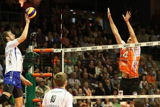 Berlin, Deutschland, 15.10.2013: Volleyball DVL 1. Bundesliga Saisoneröffnung Saisoneroeffnung 2013 2014 - Berlin Recycling Volleys - Generali Haching. Ewoud Gommans (Haching 9) gegen den Block aus Tomas Kmet (Berlin 14)
