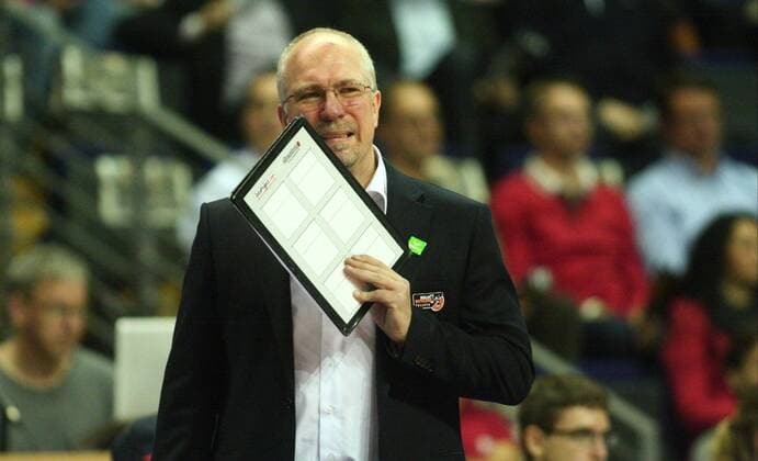 Berlin, Deutschland, 15.10.2013: Volleyball DVL 1. Bundesliga Saisoneröffnung Saisoneroeffnung 2013 2014 - Berlin Recycling Volleys - Generali Haching. Trainer Mark Lebedew (Berlin) nachdenklich