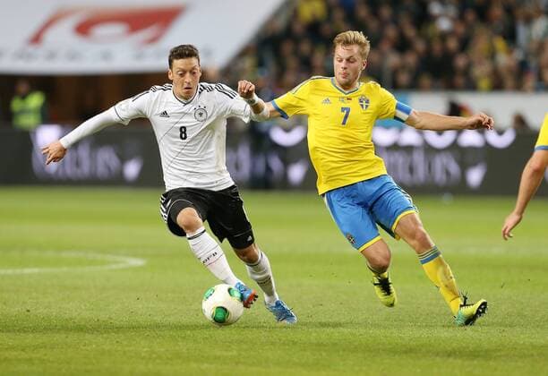 V.li. Mesut Özil (GER), Sebastian Larsson (SWE) . Schweden-Deutschland . Fussball-Länderspiel 2013, WM-Qualifikation . Stockholm, SWE, 15.10.2013 ,