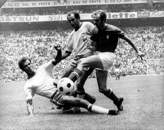 1970 World Cup Final. Italy v Brazil. Italian attacker Alessandro Mazzola (right) and Brazilians Brito (falling) and Gerson in a duel for the ball. 21st June 1970 kbdig quer football 