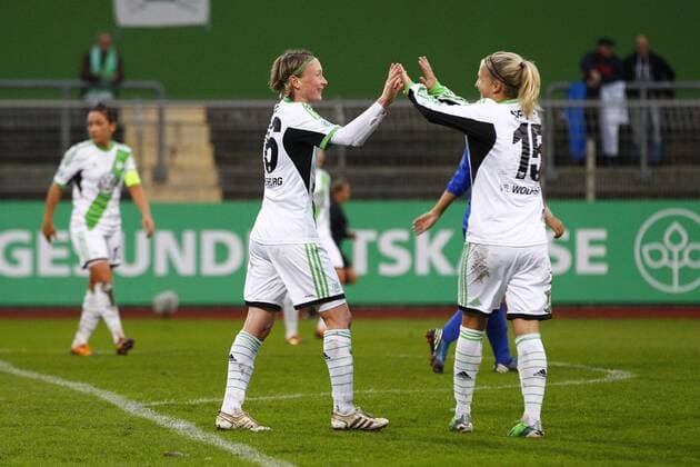 16.10.2013, VfL Stadion am Elsterweg, Wolfsburg, Frauenfussball Champions-League, Sechzehntelfinale, Rückspiel, VfL Wolfsburg (GER) vs Pärnu JK (EST), im Bild Die Torschützin zum 4:0 für Wolfsburg, Conny Pohlers (26, VfL Wolfsburg), jubelt zusammen mit Lyn Meyer (15, VfL Wolfsburg) GER, CL, VfL Wolfsburg (GER) vs Pärnu JK (EST)
