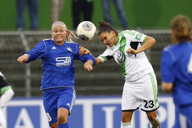 16.10.2013, VfL Stadion am Elsterweg, Wolfsburg, Frauenfussball Champions-League, Sechzehntelfinale, Rückspiel, VfL Wolfsburg (GER) vs Pärnu JK (EST), im Bild Kairi Himanen (8, Pärnu JK, li.) im Kopfballduell mit Jovana Damnjanovic (23, VfL Wolfsburg) GER, CL, VfL Wolfsburg (GER) vs Pärnu JK (EST)