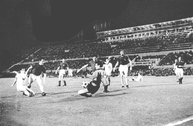 Italy V Yugoslavia European Championships 1968 Action during the replay of the European Championship final between Italy (dark shirts) and Yugoslavia in Rome. Italy won the match 2-0 after the first game had resulted in a 1-1 draw. 10th June 1968. kbdig 2000 quer Dino zoff Football 