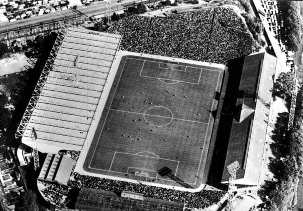 1 Jahr bis WM 2022: Historie, Stadien und Architektur An aerial view of the Sheffield Wednesday Football Club ground at Hillsborough, Sheffield. 21st January 1966. kbdig quer pitch stadium 