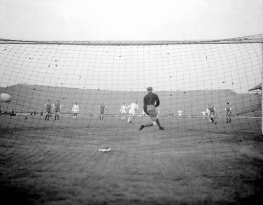 Hungarian Footballer Ferenc Puskas, who plays for Real Madrid (left of goalkeeper) flicks the ball into the net from a penalty kick to mark up Real Madrid s fourth goal against Eintracht Frankfurt during their Euorpean Cup Final match at Hampden Park. Real Madrid won 7-3 and won the European Cup for the fifth time. 18th May 1960 kbdig 1960 quer Football action goal goalkeeper net 