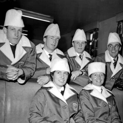 Olympia, Historie, Olympische Winterspiele 1960 in Squaw Valley London: Wearing attractive white fur hats, the British Olympic Ski Team are pictured at London Airport before flying out to Squaw Valley, California, today, to take part in the Olympic Winter Games, left to right at back Robert Skepper, John W. Oakes, The Captain, Geoffrey Pitchford, and Charlach Mackintosh, and in front, left to right Miss Josephine Gibbs and Miss Sue Holme. 5th February 1960. kbdig quadrat smiling men uniform women 