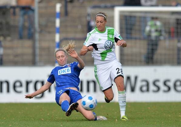 Fussball, Frauen, Bundesliga, Saison 2013 2014, 1. FFC Turbine Potsdam - VfL Wolfsburg (6. Spieltag), v. l. Pauline Bremer (Turbine Potsdam), Lena Goeßling (VfL Wolfsburg), 19.10. 2013,