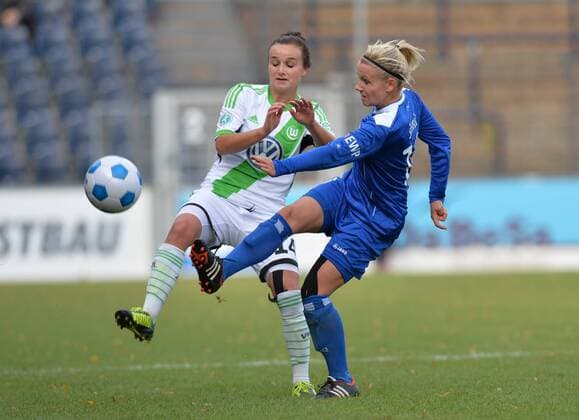 Fussball, Frauen, Bundesliga, Saison 2013 2014, 1. FFC Turbine Potsdam - VfL Wolfsburg (6. Spieltag), v. l. Lina Magull (VfL Wolfsburg), Julia Simic (Turbine Potsdam), 19.10. 2013,