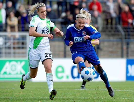 Fussball Frauen 1.Bundesliga 19.10.2013 Potsdam Karl Liebknecht Stadion 1 FFC Turbine Potsdam geg VfL Wolfsburg 1:1 vlnr Lena GÖSSLING (Goeßling) 28 Vfl geg Julia SIMIC 10 TurbPdm