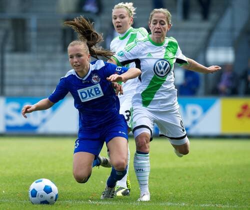 Fussball Frauen 1.Bundesliga 19.10.2013 Potsdam Karl Liebknecht Stadion 1 FFC Turbine Potsdam geg VfL Wolfsburg 1:1 vlnr Lia WAELTI (Wälti) 3 TurbPdm Zsanett JAKABFI 3 Vfl Anna BLAESSE (Blässe) 9 Vfl
