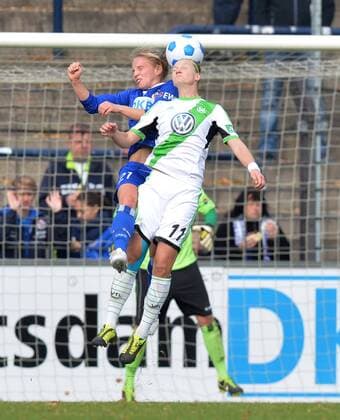 Fussball, Frauen, Bundesliga, Saison 2013 2014, 1. FFC Turbine Potsdam - VfL Wolfsburg (6. Spieltag), v. l. Pauline Bremer (Turbine Potsdam), Alexandra Popp (VfL Wolfsburg), 19.10. 2013,