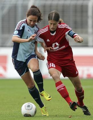Fussball, 1. Frauen-Bundesliga, FF USV Jena vs. 1. FFC Frankfurt, Julia Arnold (FF USV Jena), Kerstin Garefrekes (1. FFC Frankfurt), im Zweikampf, Duell, duel, tackle