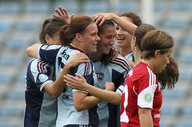 Fussball, 1. Frauen-Bundesliga, FF USV Jena vs. 1. FFC Frankfurt, Meike Weber (1. FFC Frankfurt) enttäuscht schauend, Enttäuschung, disappointed, Abby Erceg (FF USV Jena) mit Torjubel, celebrate the goal, goal celebration, Jubel über das Tor 1:0