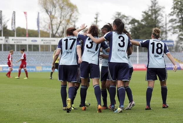 Fussball, 1. Frauen-Bundesliga, FF USV Jena vs. 1. FFC Frankfurt, Julia Arnold (FF USV Jena) mit Torjubel, celebrate the goal, goal celebration, Jubel über das Tor 2:0