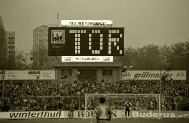 Fußball, Stadiongeschichte SG Dynamo Dresden Fussball, 1. Bundesliga, Saison 1994 95, SG Dynamo Dresden, Samstag (12.11.1994), Rudolf - Harbig Stadion, Dresden. Das Wort Tor steht auf der Anzeigetafel. RM001