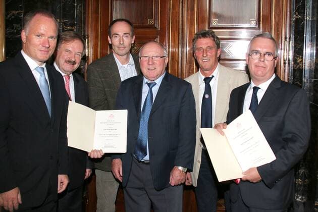 Michael Neumann, Dirk Fischer, Uwe Seeler und Vertreter der Sportvereine Sport-Club Nienstedten von 1907 e. V. und der Rahlstedter Sport-Club von 1905 e. V. bei der Verleihung vom Uwe-Seeler-Preis 2013 im Rathaus. Hamburg, 22.10.2013 Foto:xgbrcix xFuturexImage
