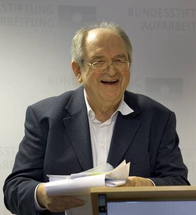 Sportpolitik Berlin 23.10.2013 Doping Opfer Hilfe DOH e.V. Die Doping-Opfer-Hilfe e.V. (DOH) eröffnet in Berlin das nach seinem Initiator benannte Werner-Franke-Dopingarchiv, das nach dem Umzug von Weinheim ab sofort in Räumen der Havemann-Gesellschaft interessierten Nutzern zur Verfügung steht. Prof Werner FRANKE Molekularbiologie am Deutschen Krebsforschungszentrum in Heidelberg erhält den Heidi Krieger Anti-Doping-Preis 2013