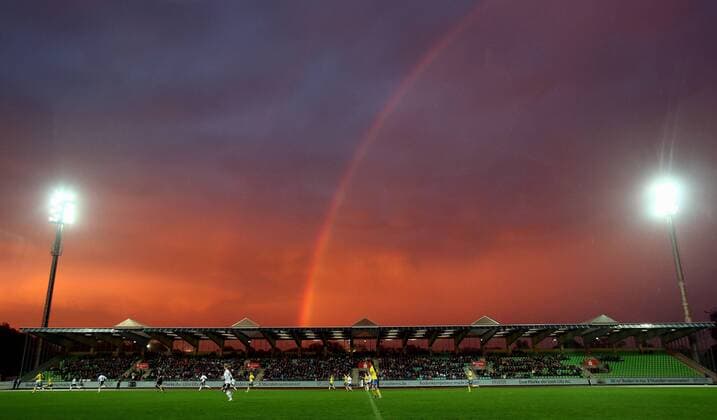 Fußball, Stadiongeschichte SSV Ulm 1846 Ulm , Fußball Länderspiel U 19 Deutschland im Donaustadion - Regenbogen Sonnenuntergang