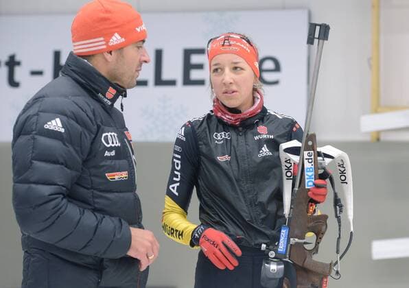 24.10.2013 Oberhof Training der Biathlonnationalmannschaft der Frauen in de DKB-Skisport-Halle -Oberhof. v.l. Trainer Ricco Groß und Franziska Preuss ( alleGER ) Aktion