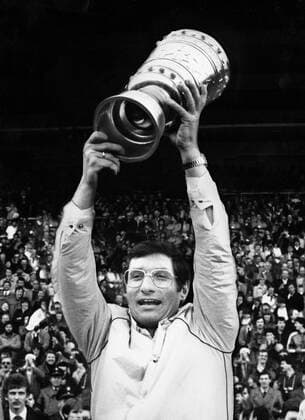 Trainer Lothar Buchmann präsentiert die Trophäe, Eintracht Frankfurt ist DFB Pokal Sieg er1980 1981