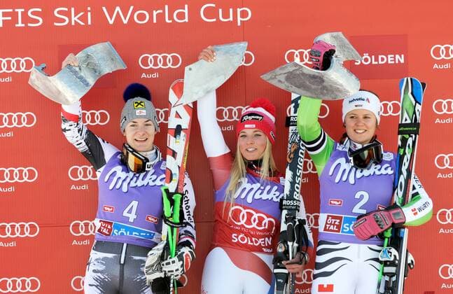 SKI ALPIN - FIS WC Sölden, RTL, Damen SÖLDEN,AUSTRIA,26.OKT.13 - SKI ALPIN - FIS Weltcup Auftakt, Rettenbachferner, Riesentorlauf der Damen, Siegerehrung. Bild zeigt den Jubel von Kathrin Zettel (AUT), Lara Gut (SUI) und Viktoria Rebensburg (GER). Keyword: Trophäe. 