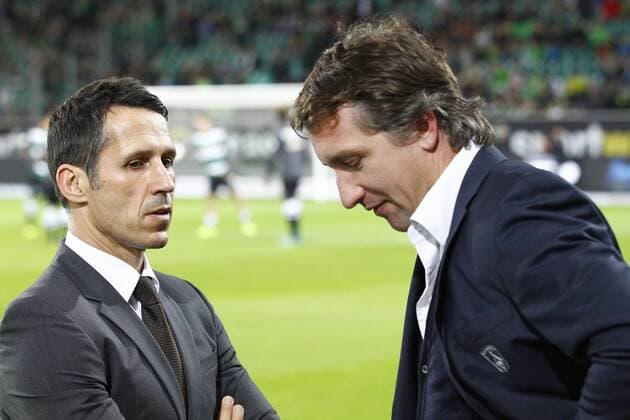 26.10.2013, Volkswagen Arena, Wolfsburg, Ligaspiel, 1. Liga, VfL Wolfsburg vs SV Werder Bremen, im Bild Thomas Eichin (Manager, SV Werder Bremen) im Gespräch mit Frank Baumann (Direktor Profifussball und Scout, SV Werder Bremen) GER, 1. FBL, VfL Wolfsburg vs SV Werder Bremen