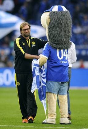 Fussball-Bundesliga, Deutschland, Herren, Saison 2013 2014, 10. Spieltag, Veltins Arena Gelsenkirchen: FC Schalke 04, S04 (blau) - Bor. Dortmund, BVB (gelb) 1:3; Trainer Jürgen, Jürgen Klopp (BVB) tröstet Schalke Maskottchen Erwin.