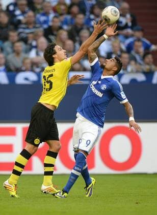 26-10-2013, Fussball, Saison 2013-2014, 1. Bundesliga, 10. Spieltag, FC Schalke 04 - Borussia Dortmund 1-3, Handball - Mats Hummels (Borussia Dortmund), li., gegen Kevin Prince Boateng (Schalke 04)