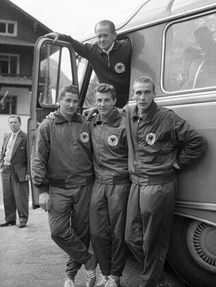 DFB Lehrgang in München Grünwald, 1957, Ausflug nach Tirol,-- Sepp Herberger mit seinen Weltmeistern Helmut Rahn, Hans Schäfer und Horst Eckel