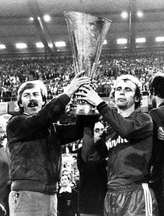 Jürgen Grabowski und Bernd Hölzenbein (beide Eintracht Frankfurt) präsentieren den UEFA Cup