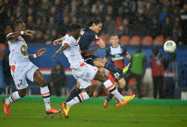 Edinson Cavani (psg) - Bruno Ecuele Manga (lor) Paris St Germain PSG vs FC Lorient - Ligue 1 - 01 11 2013 AnthonyBIBARD FEP Panoramic 