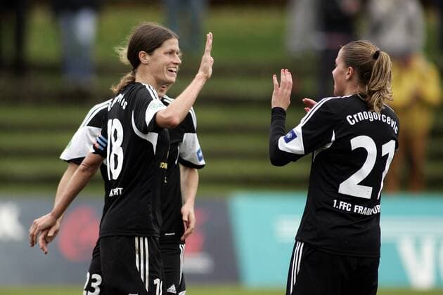 1 FFC Frankfurt - VFL Sindelfingen, Stadion am Brentanobad, 02.11.2013, Saison 2013 2014: Torjubel Ana-Maria Crnogorcevic (Frankfurt), Kerstin Garefrekes (Frankfurt) gratuliert