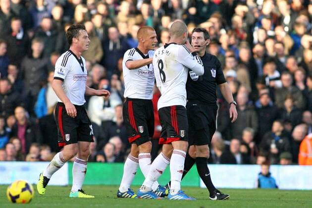 Football - 2013 2014 Premier League - Fulham vs. Manchester United The Fulham players surround Referee Mr Lee Probert after a free kick wasn t given before Manchester United scored there second goal at Craven Cottage Colorsport Shaun Boggust 