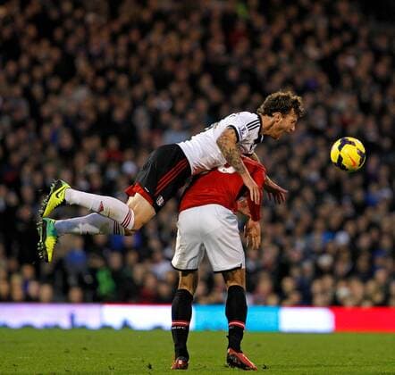 Football - 2013 2014 Premier League - Fulham vs. Manchester United Fulhams Fernando Amorebieta battles with Robin Van Persie of Manchester United for the ball at Craven Cottage Colorsport Shaun Boggust 