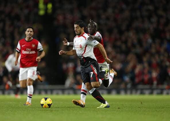 Arsenal s Bacary Sagna tussles with Liverpool s Luis Suarez Arsenal v Liverpool - Barclays Premier League - Emirates Stadium - London - England -02 11 2013 - Pic David Klein Sportimage EDITORIAL USE ONLY. No use with unauthorised audio, video, data, fixture lists, club league logos or live services. Online in-match use limited to 120 images, no video emulation. No use in betting, games or single club league player publications.