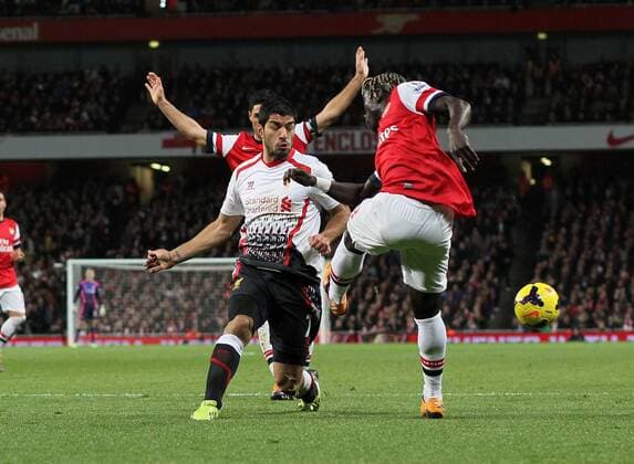 Arsenal s Bacary Sagna tussles with Liverpool s Luis Suarez Arsenal v Liverpool - Barclays Premier League - Emirates Stadium - London - England -02 11 2013 - Pic David Klein Sportimage EDITORIAL USE ONLY. No use with unauthorised audio, video, data, fixture lists, club league logos or live services. Online in-match use limited to 120 images, no video emulation. No use in betting, games or single club league player publications.